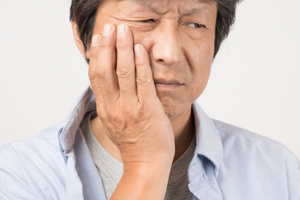 三叉神経痛に悩む男性