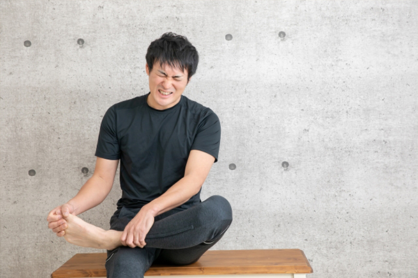 内反小趾の男性