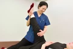 女性スタッフ施術写真