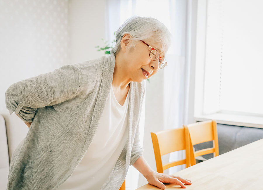 腰痛で腰が痛い女性